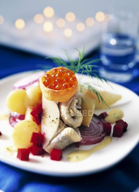Un plato de ensalada de arenque con caviar - foto de stock