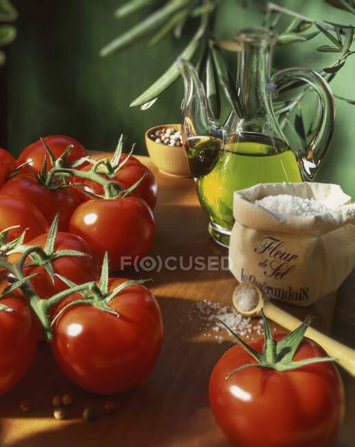 Pomodori freschi, fleur de sel e olio d'oliva — Foto stock
