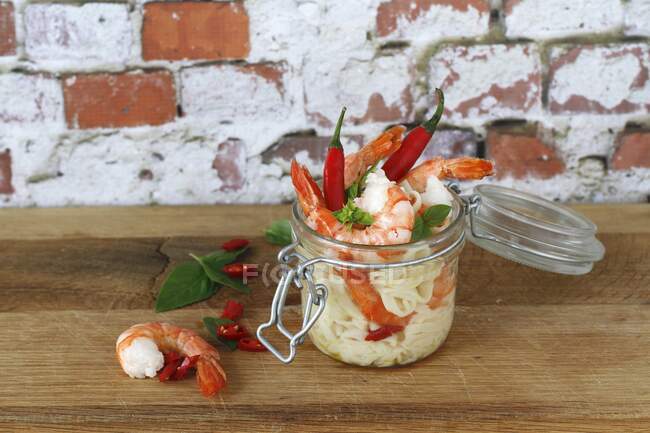 Refeição de macarrão de pimenta de camarão em um jarro — Fotografia de Stock