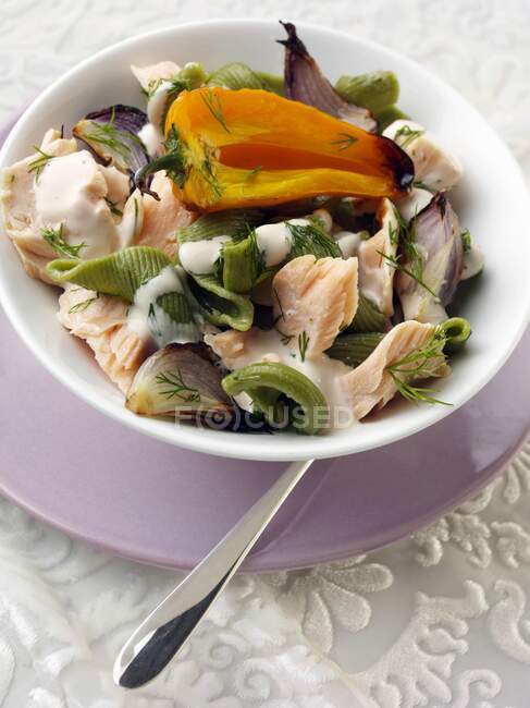 Salade de pâtes au saumon, vue rapprochée — Photo de stock