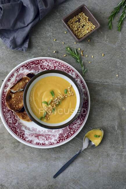 Сливочный тыквенный суп вид сверху — стоковое фото