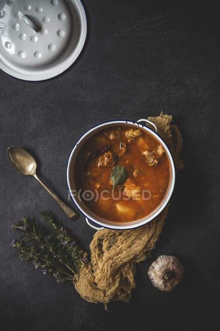 Pork stew with vegetables with napkin on old table — Stock Photo