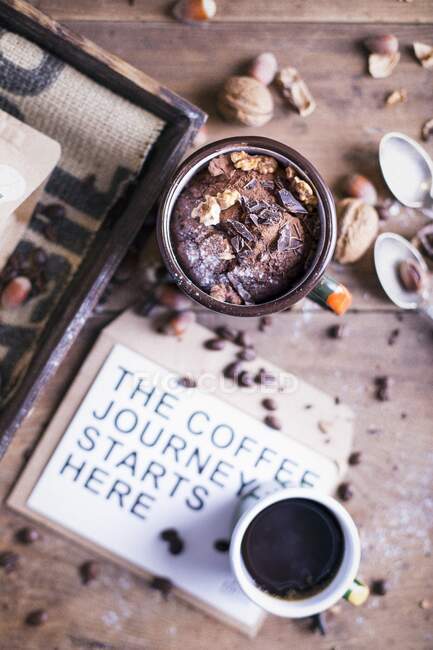Torta al cioccolato con Waluts e caffè servito su un tavolo di legno — Foto stock
