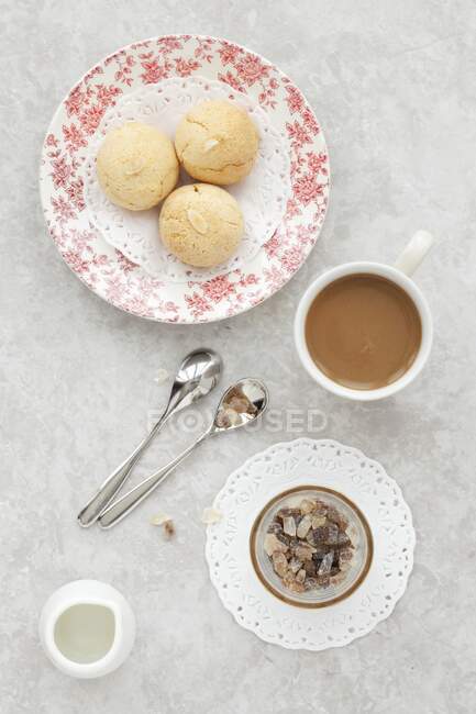 Biscuits et café Amaretti aux amandes italiennes — Photo de stock