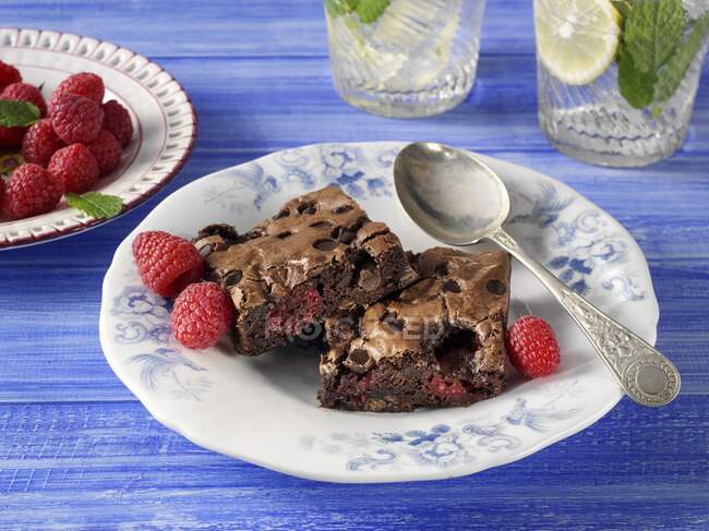 Raspberry chocolate chip brownies — Stock Photo