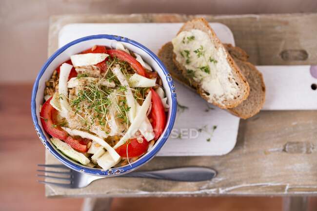 Insalata vegana in una ciotola (einkorn, cavolo bianco, pomodori, crescione, sedano, pepe nero) — Foto stock