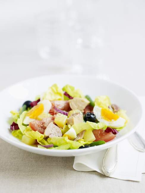 Salade nioise з тунцем крупним планом — стокове фото