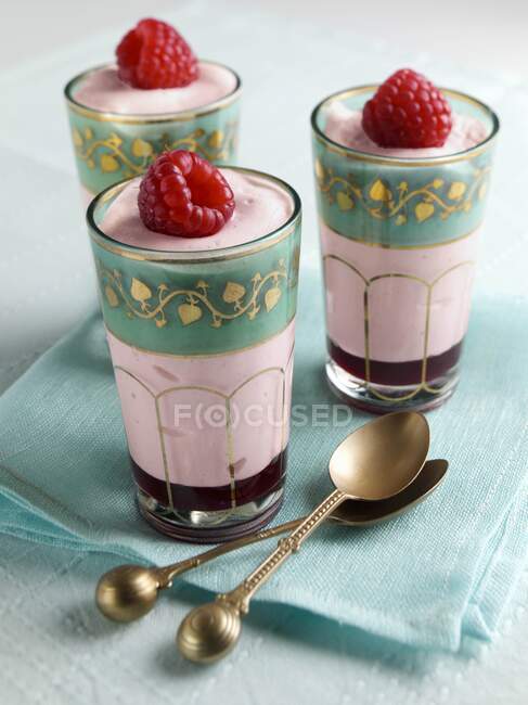 Glasses of raspberry mousse — Stock Photo