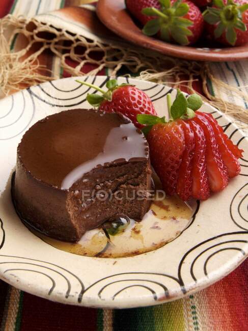 A plate of mexican chocolate creme caramel with strawberries — Stock Photo