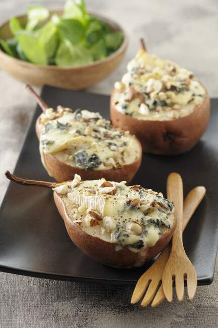 Peras recheadas com queijo azul e avelãs — Fotografia de Stock