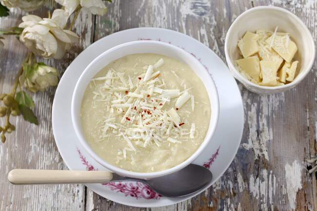 Creamy vegetable soup with white chocolate — Stock Photo