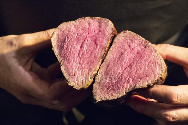 Um filete de carne cortada em dois pedaços — Fotografia de Stock
