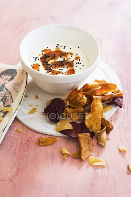 Vegetable crisps with dip — Stock Photo