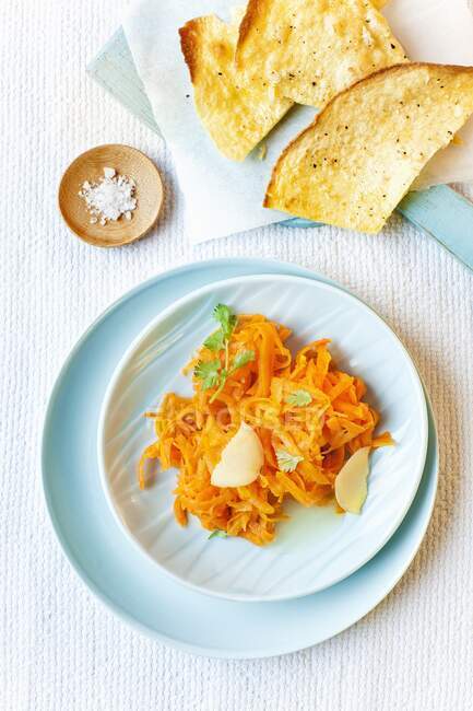 Insalata di carote con tortilla all'aglio — Foto stock