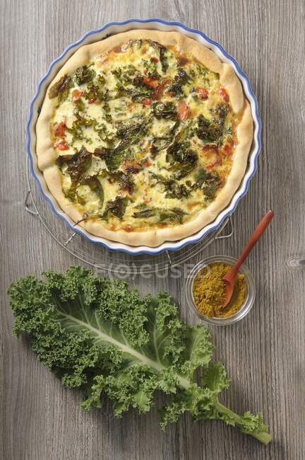 Una crostata di cavolo verde con curry — Foto stock