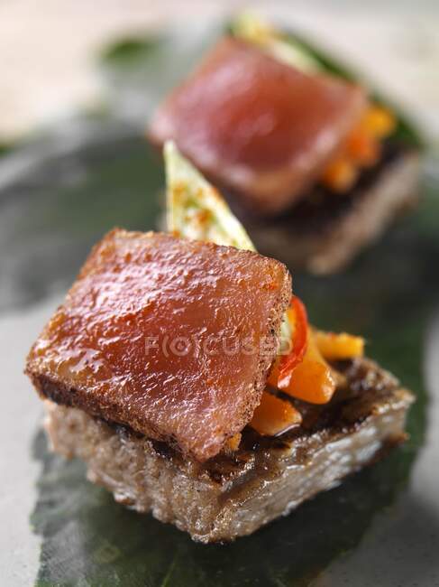 Fünf Thunfisch-Gewürzkanapes stilvolles Catering — Stockfoto