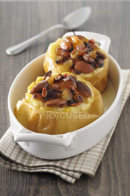 Baked apples with raisins and almonds — Stock Photo