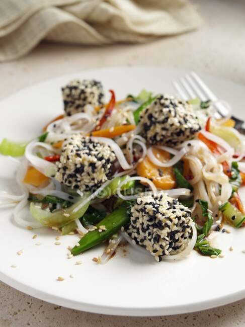 Frittierter Tofu mit schwarzem und weißem Sesam überzogen Reisnudeln rühren gebratenes Gemüse Möhren Schalotten Zuckerschoten — Stockfoto