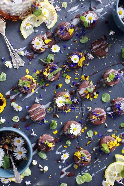Biscotti al cioccolato con fiori e erbe commestibili — Foto stock