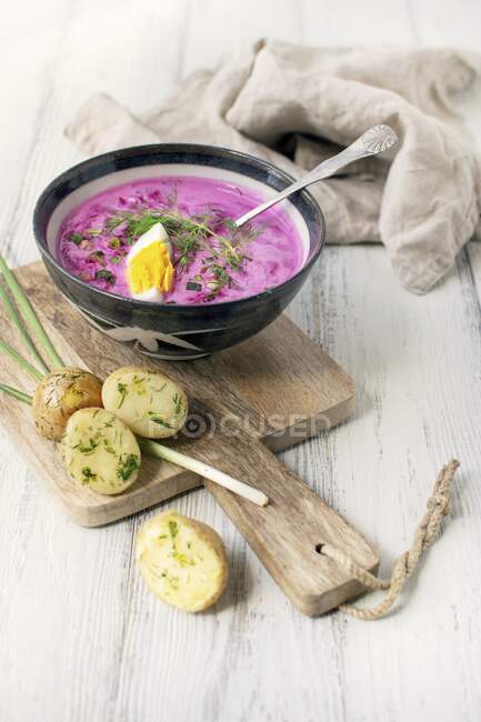 Sopa de remolacha fría con patatas y huevos cocidos - foto de stock