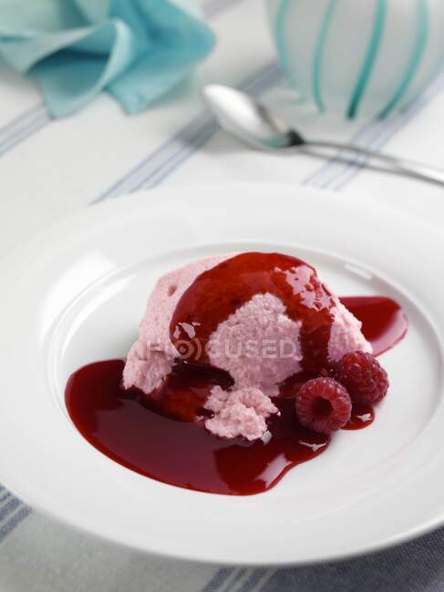 Raspberry mousse close-up view — Stock Photo