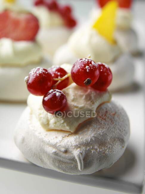 Pavlova con crema y grosellas rojas - foto de stock