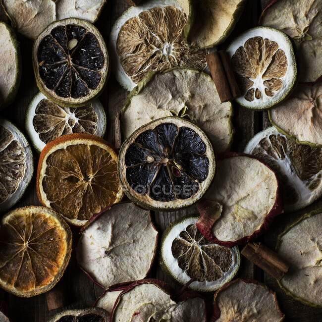Rebanadas de fruta seca con palitos de canela - foto de stock