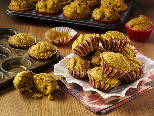 Muffins de salvado sin azúcar vista de cerca - foto de stock