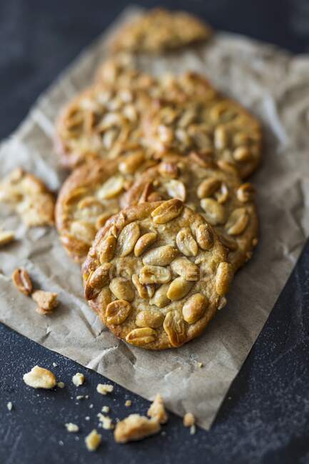Biscuits aux arachides sur papier cuisson — Photo de stock
