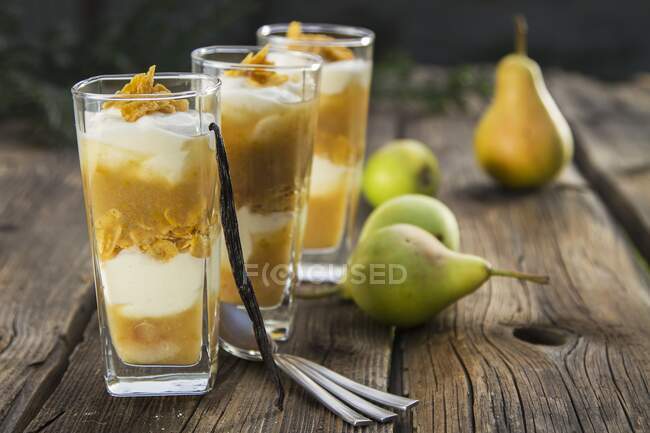 Одягніть десерти з ваніллю йогуртом. — Stock Photo