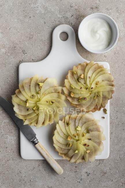 Індивідуальні яблучні пироги з фісташковими горіхами, вид зверху — стокове фото