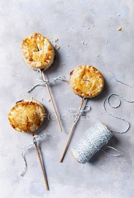 Torta di ciliegie si apre (piccole torte di ciliegie su bastoncini) — Foto stock