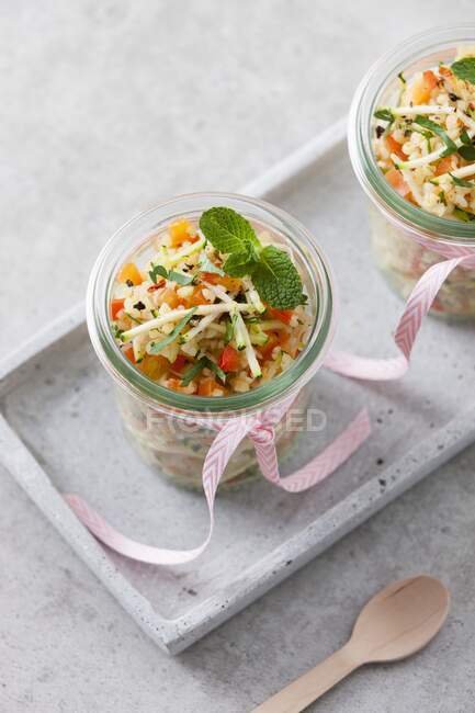 Ensalada mixta de cereales y verduras en un vaso - foto de stock