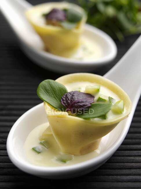 Tomato and marscapone tortellini with courgettes beurre blanc — Stock Photo