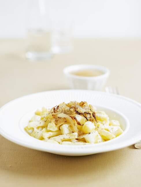 Lpler Magronen con purea di mele, formaggio svizzero e piatto di pasta — Foto stock