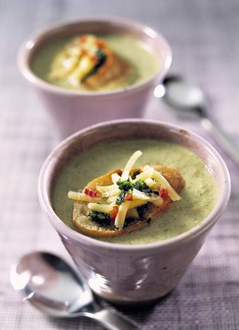 Una ciotola di broccoli e zuppa di noci — Foto stock