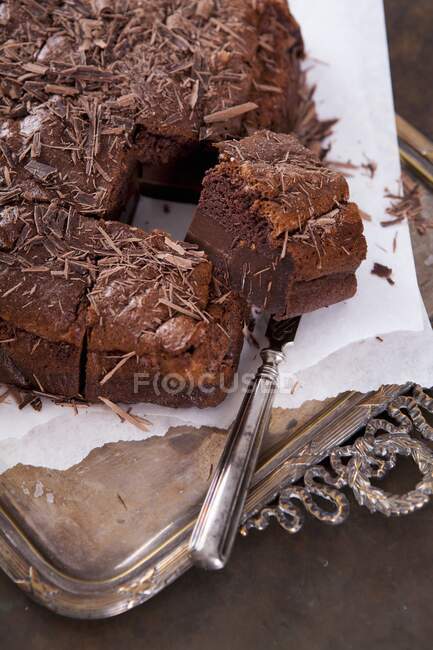 Крупним планом знімок смачного шоколадного пудингового торта, нарізаного — стокове фото