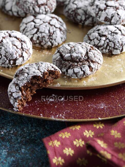 Primo piano di deliziosi biscotti al cioccolato con zucchero a velo — Foto stock
