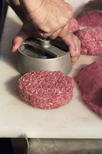 Polpette di hamburger in fase di formazione — Foto stock