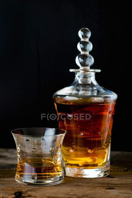 Whisky em um copo e uma garrafa de Cristal Saint Louis francesa — Fotografia de Stock
