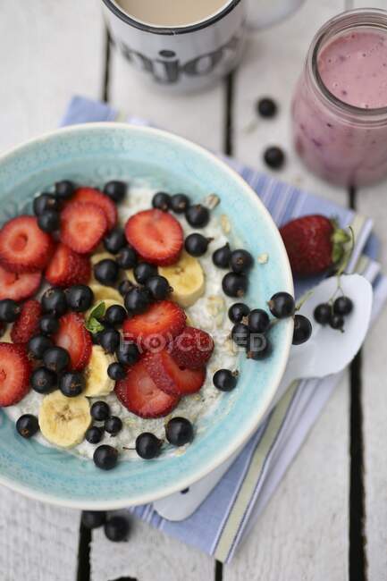 Porridge with berries and bananas — Stock Photo