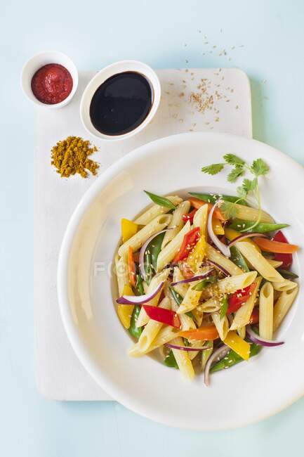 Penne with Asian-style vegetables — Stock Photo