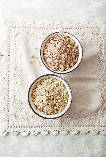 Organic Spelt and Oat Flakes in ceramic bowls — Stock Photo