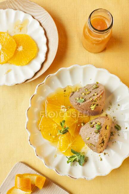 Mousse di toblerone con fette di arancia e pistacchi — Foto stock
