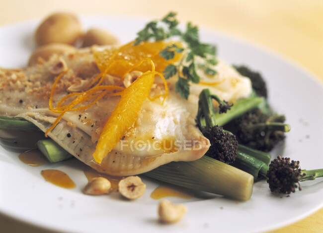 Lemon sole and vegetables — Stock Photo