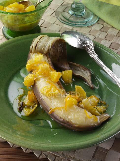 Eine gegrillte Banane mit karmelisierter Orangensoße — Stockfoto