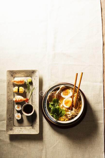 Zuppa di ramen e sushi — Foto stock