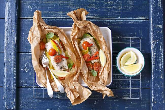 Cod with vegetables baked in parchment — Stock Photo