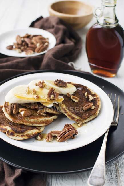 Pfannkuchen mit Bananen, Ahornsirup und Pekannüssen — Stockfoto