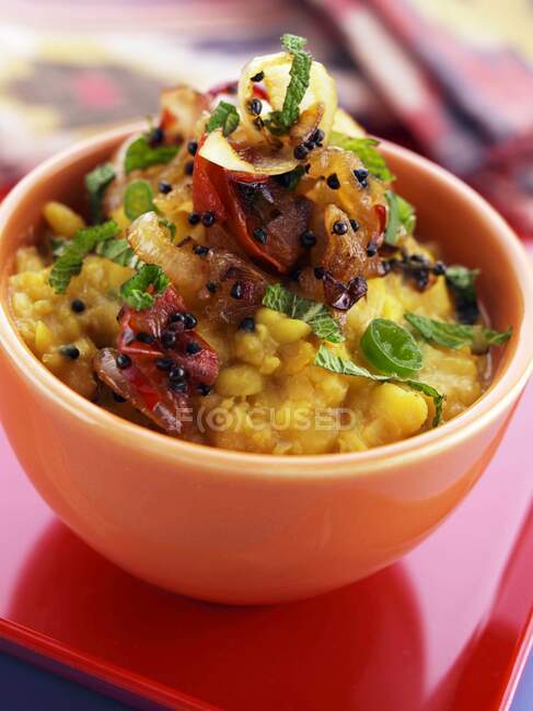 Uma tigela de lentilhas vegetarianas indianas tarka dhal — Fotografia de Stock
